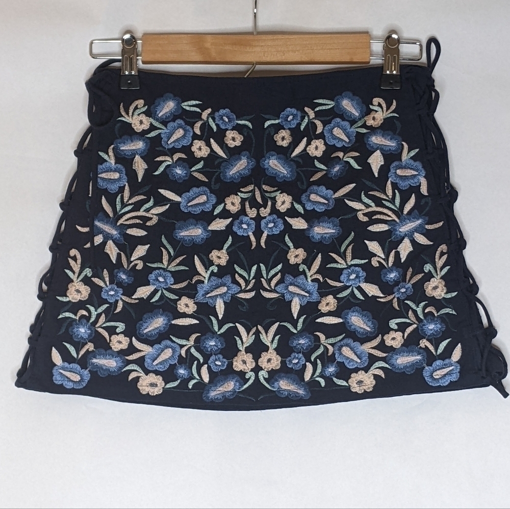 ZARA MINI SKIRT FITSXS EMBROIDERED FLORAL NAVY BLUE LACE UP SIDES BOHO CALI CHIC